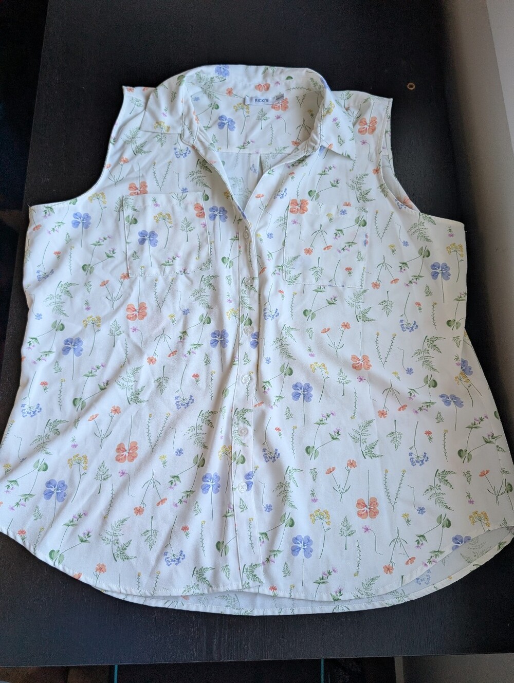 Ricki's Sleeveless Collared Shirt in White Floral